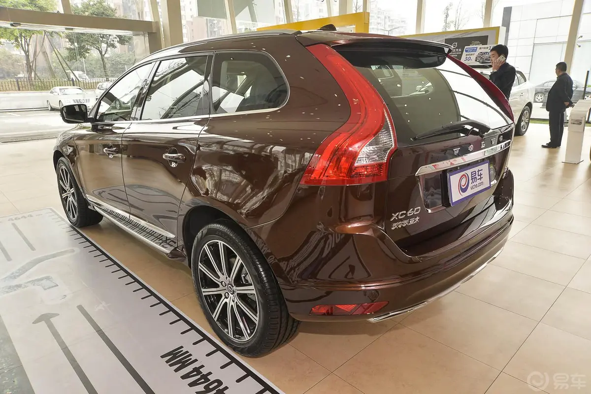 沃尔沃XC60T6 AWD 智越版侧后45度车头向左水平