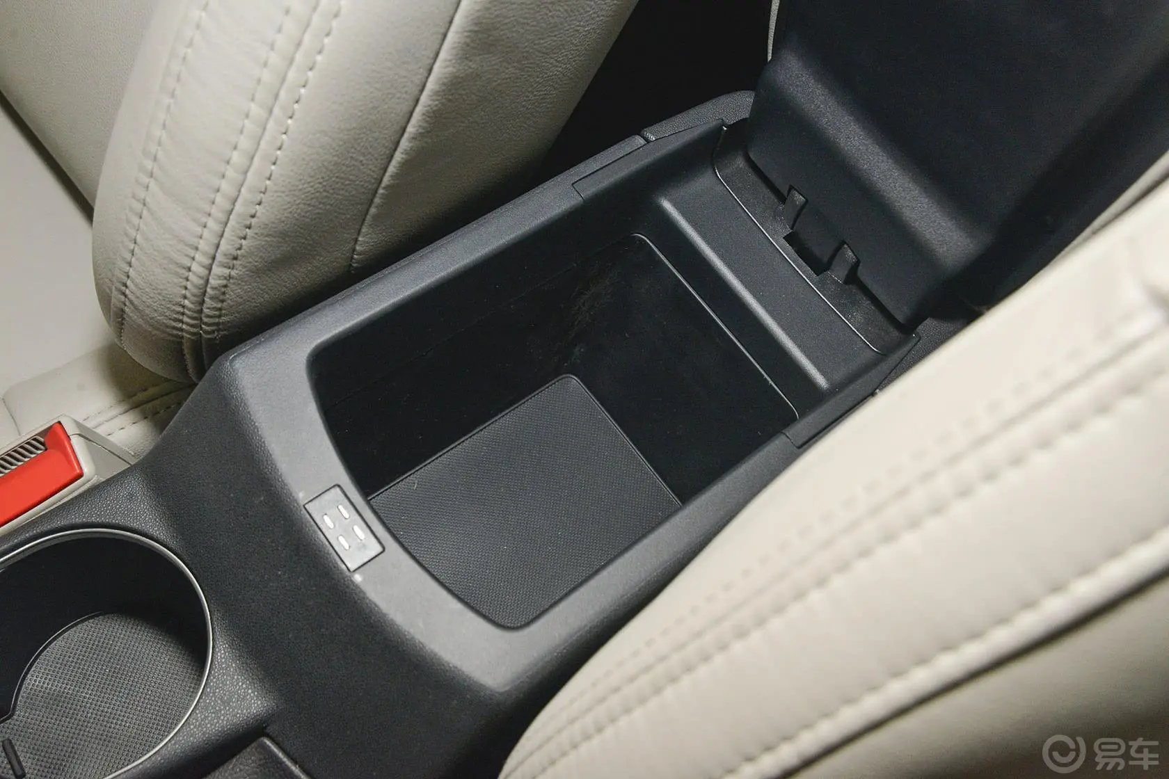 C4世嘉1.6L 自动 舒适版前排中央扶手箱空间