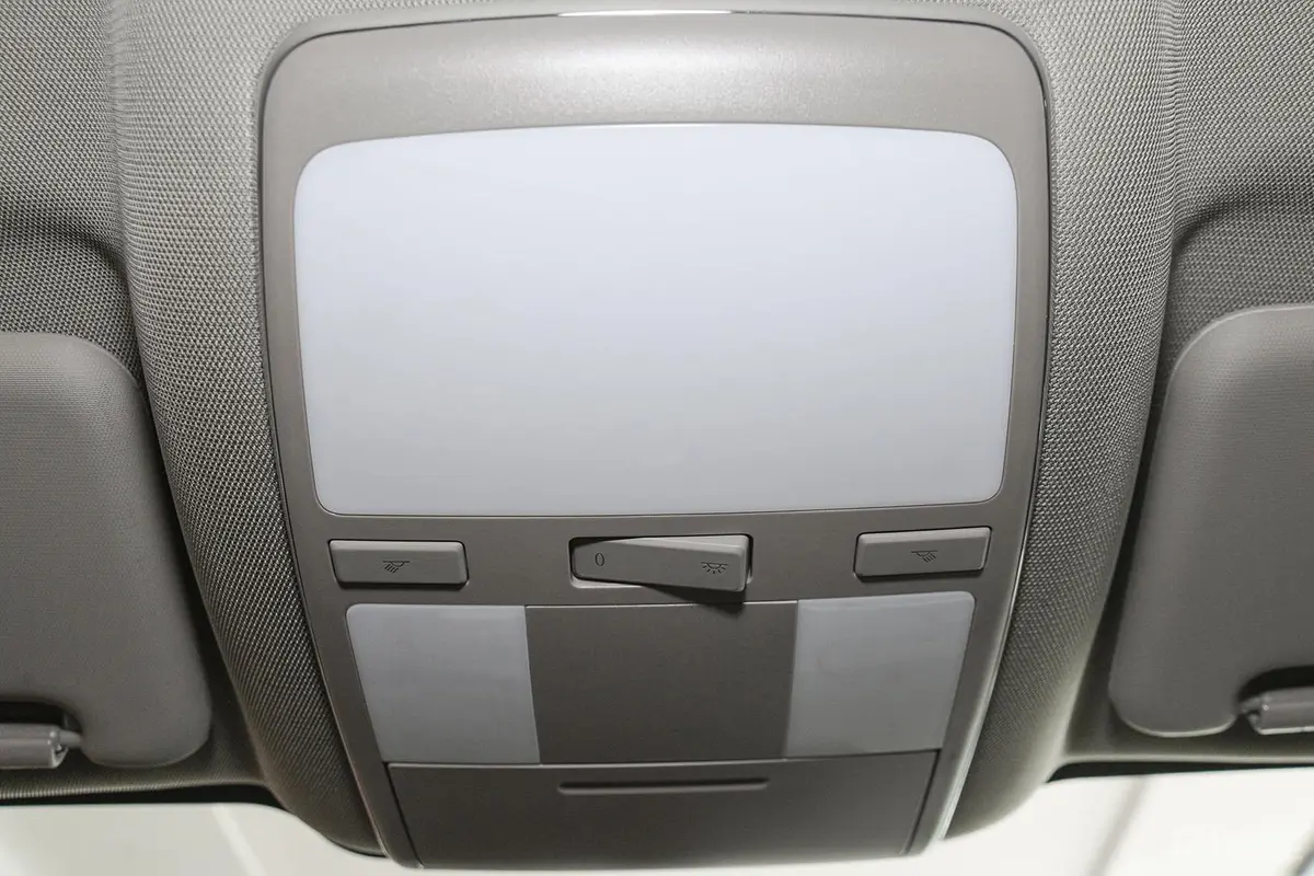 众泰T600家用版 2.0T 手动 精英型前排车顶中央控制区