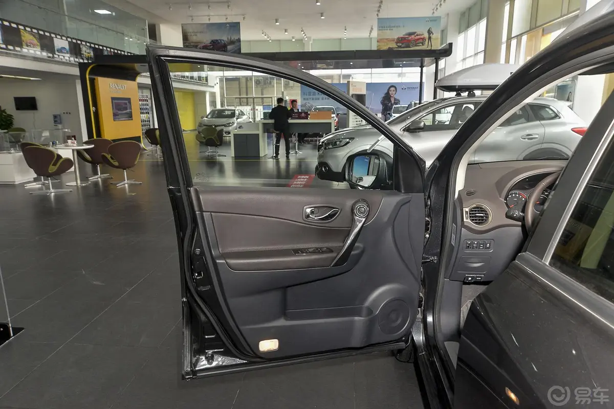 科雷傲(进口)2.5L 四驱 舒适运动版驾驶员侧车门内门板