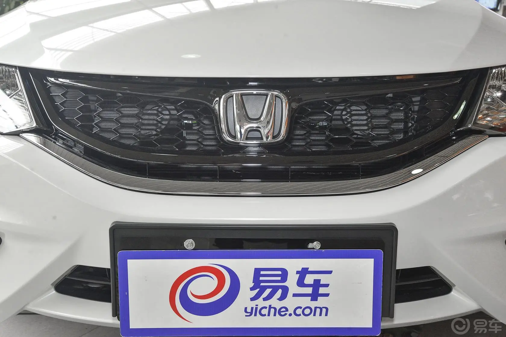 杰德1.8L CVT 豪华型（五座）前格栅侧俯拍