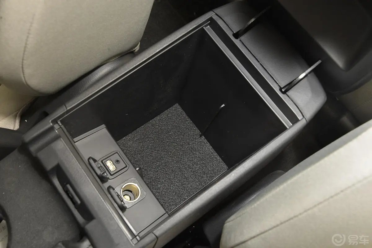 马自达CX-52.0L 手动 两驱 舒适版前排中央扶手箱空间