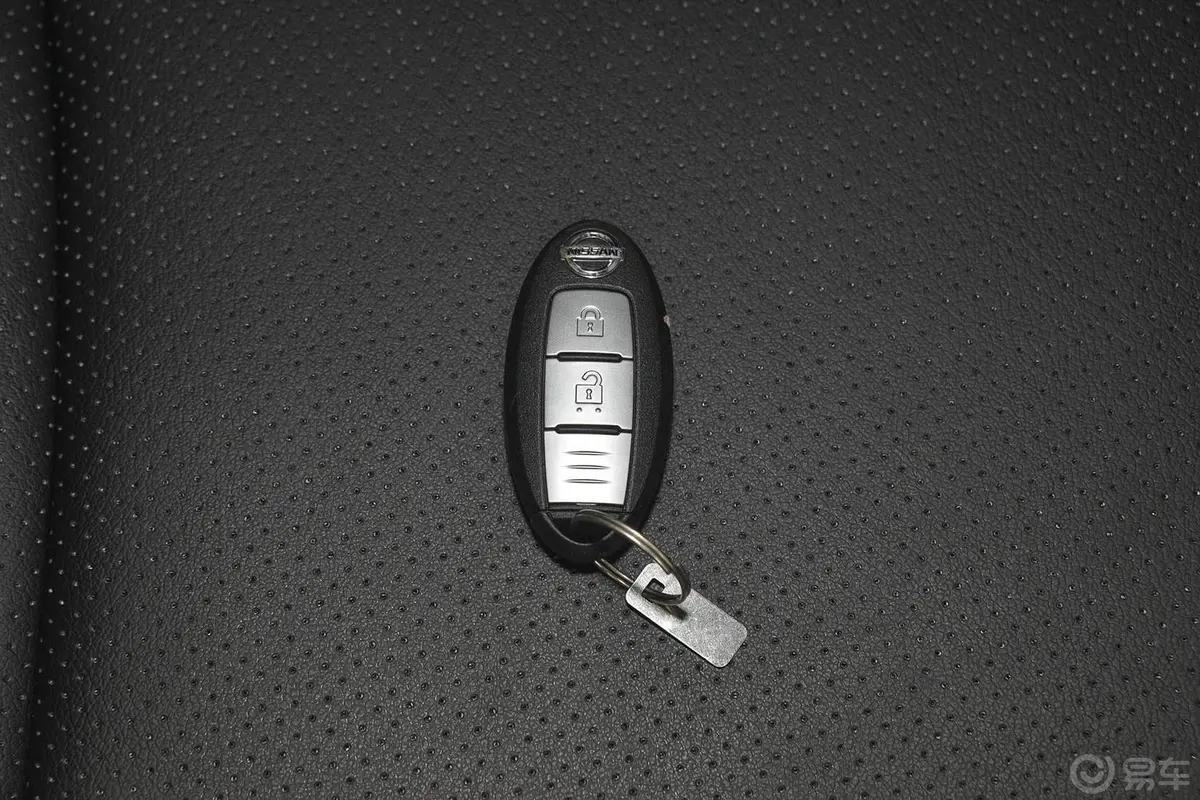 奇骏2.0L CVT 时尚版 两驱钥匙