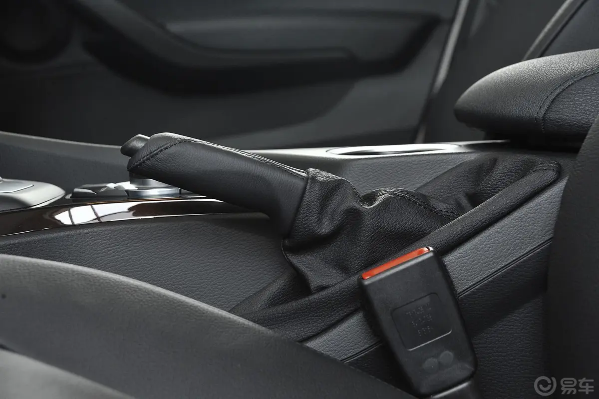 宝马X1sDrive18i X设计套装驻车制动（手刹，电子，脚刹）