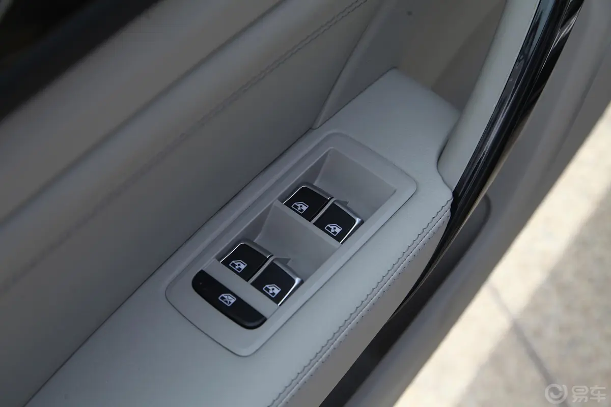 众泰Z7001.8T 双离合 豪华版车窗升降键