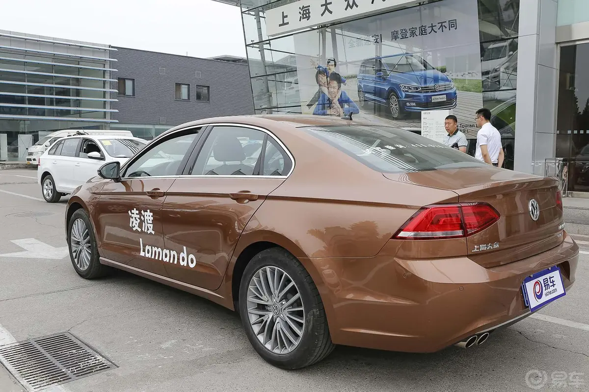 凌渡1.8T DSG 330TSI 豪华版侧后45度车头向左水平