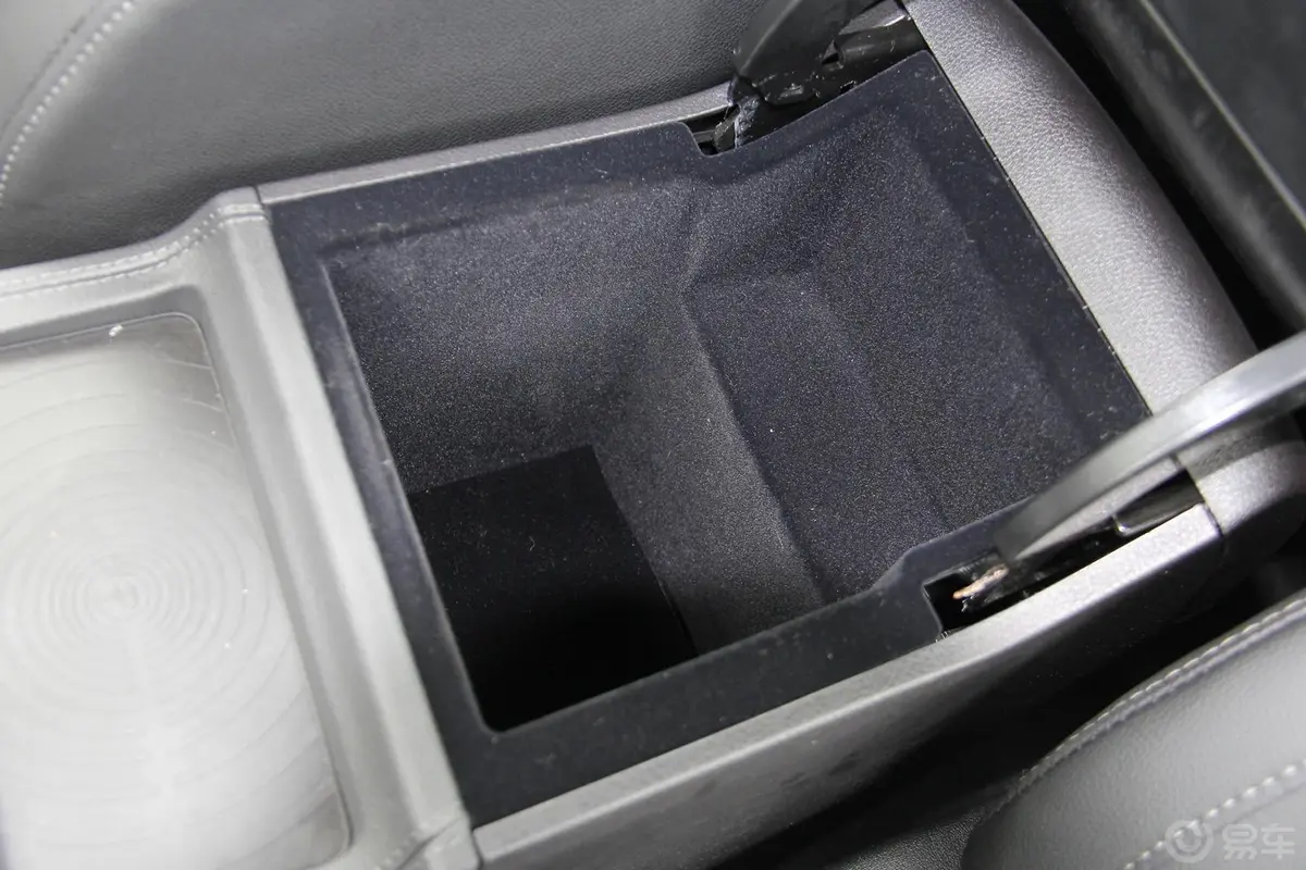 众泰T600运动版 2.0T 手动 豪华版前排中央扶手箱空间