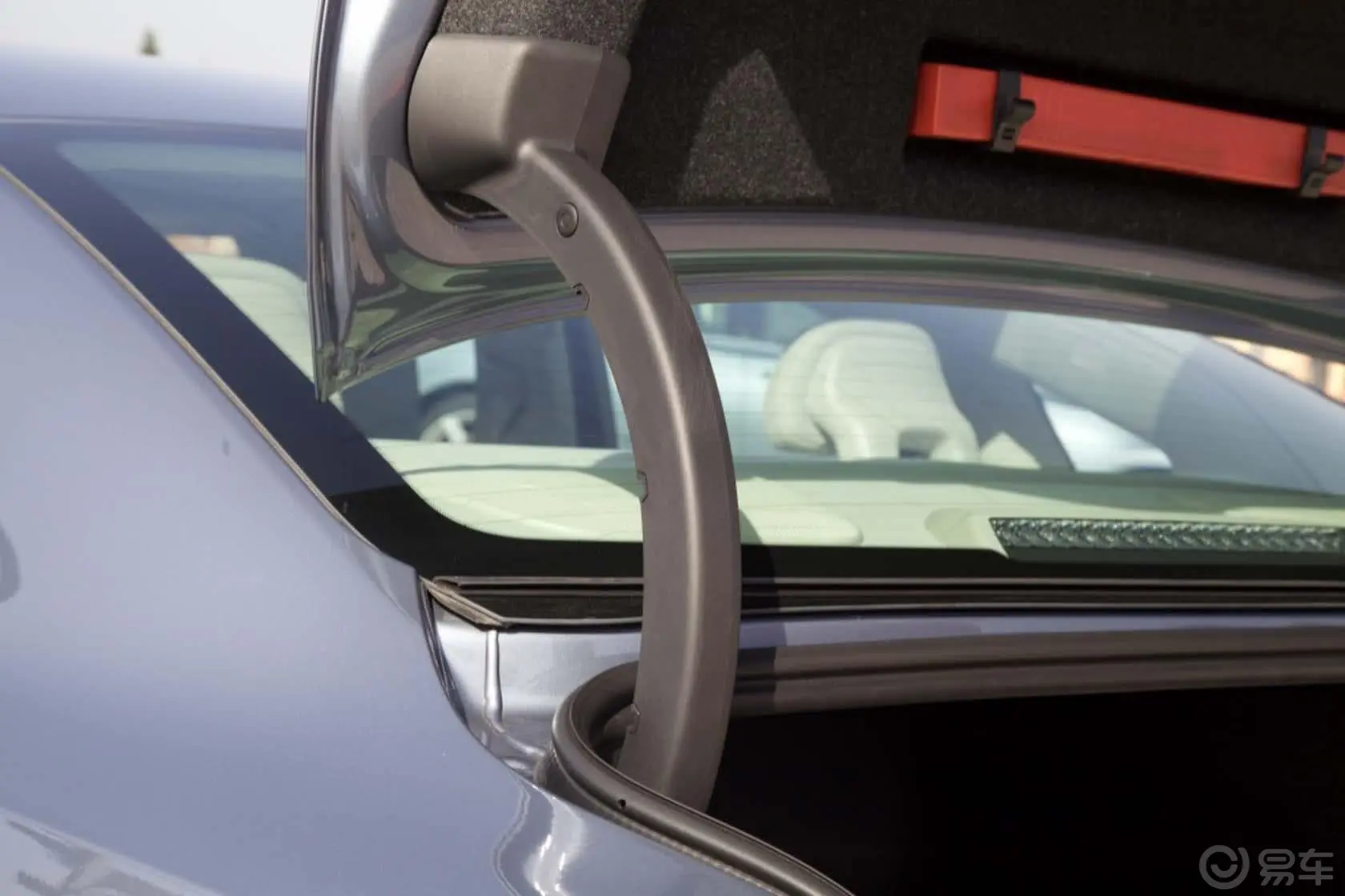 沃尔沃S90(进口)T6 AWD 智尊版行李厢支撑杆