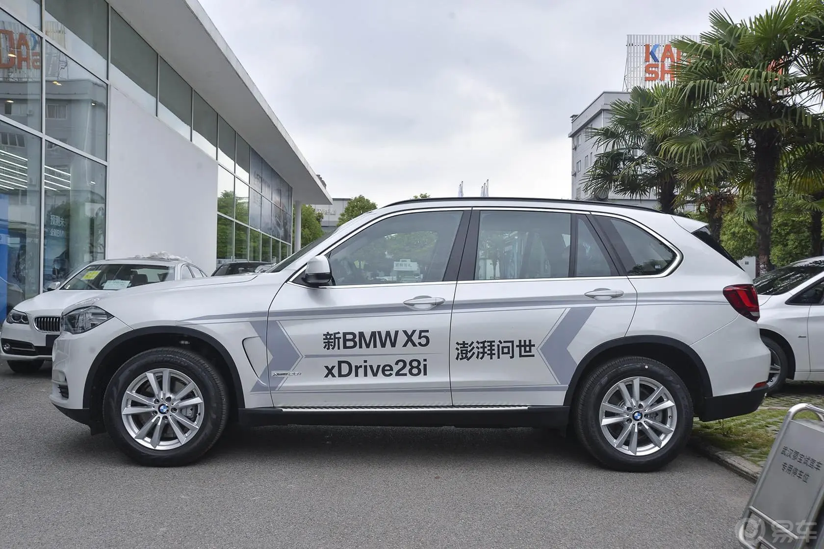 宝马X5(进口)xDrive28i正侧车头向左水平