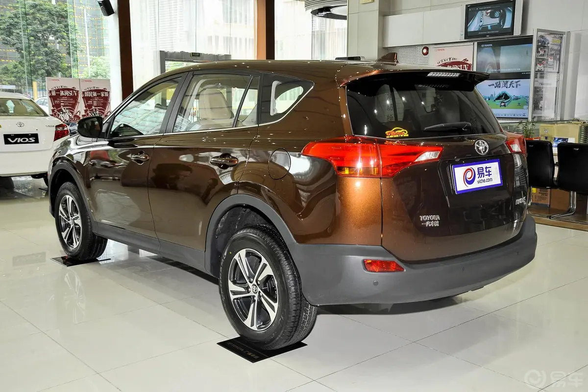 RAV4荣放2.0L CVT 两驱 风尚版侧后45度车头向左水平