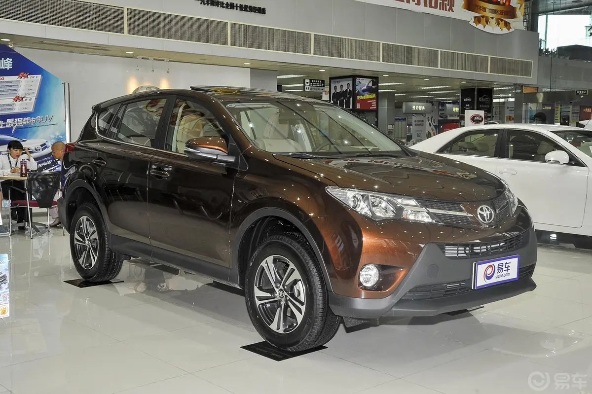 RAV4荣放2.0L CVT 两驱 风尚版侧前45度车头向右水平