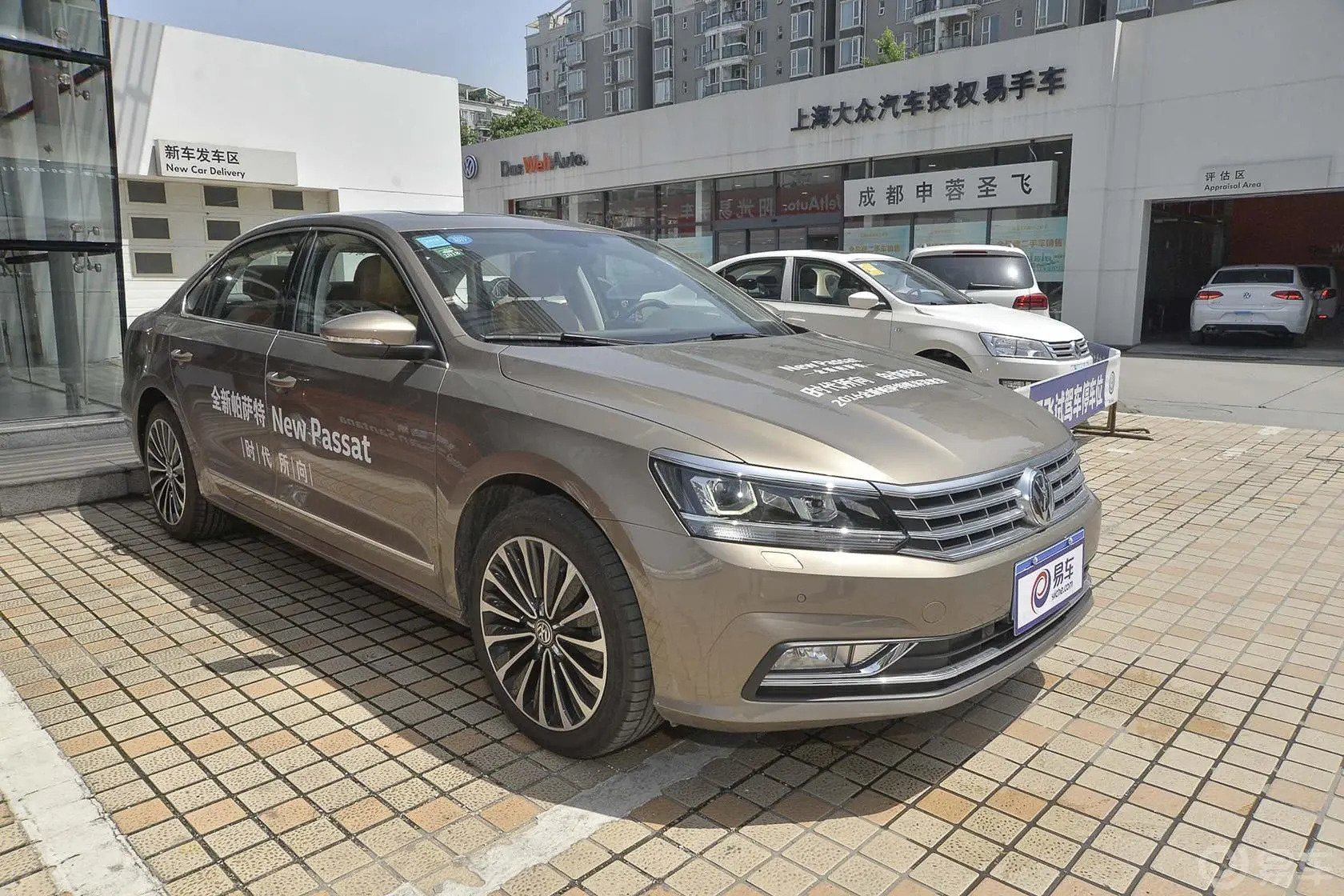 帕萨特330TSI DSG御尊版侧前45度车头向右水平