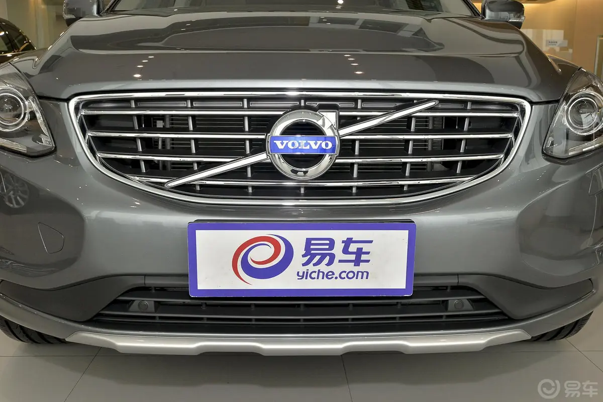 沃尔沃XC60T5 智进版前格栅侧俯拍