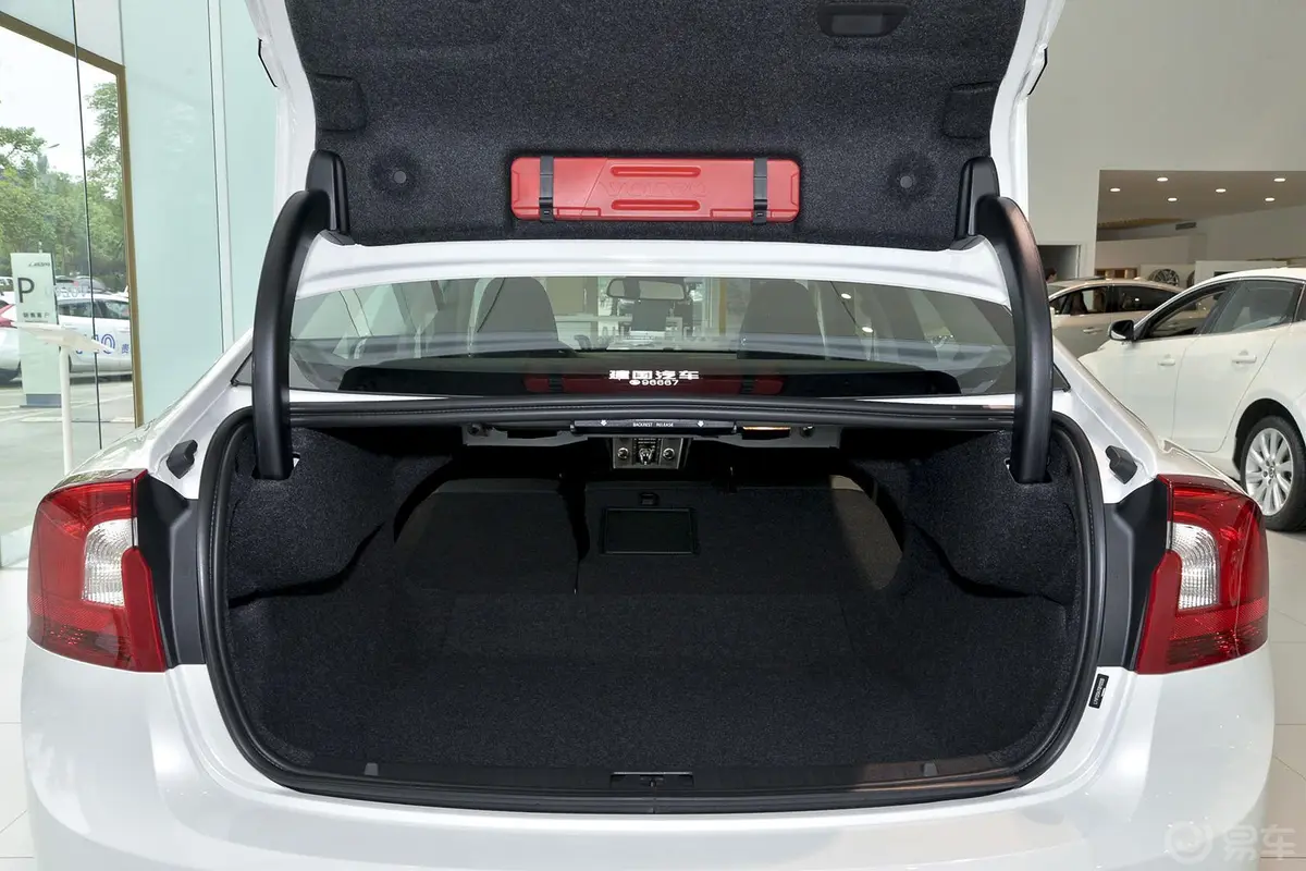 沃尔沃S60T3 智行版行李箱空间