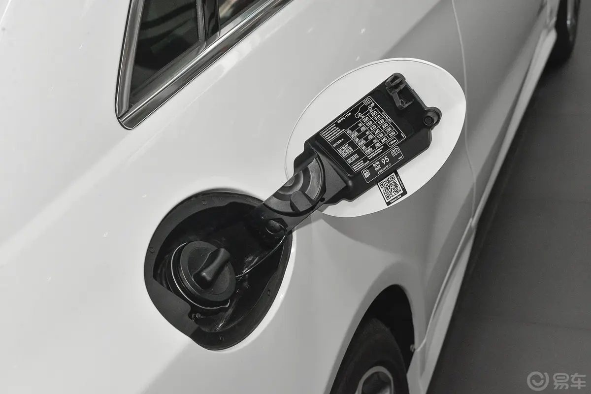 奔驰E级(进口)E260 Coupe加油口
