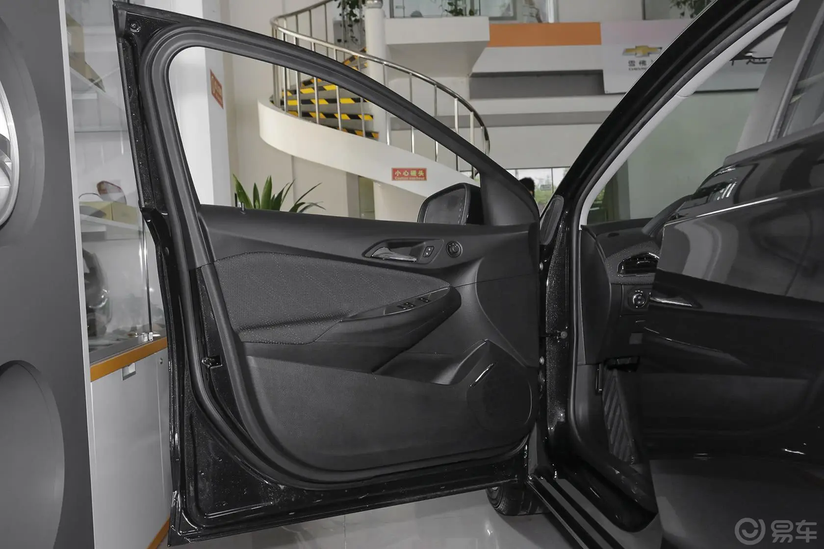 科鲁兹三厢 1.5L 自动豪华版驾驶员侧车门内门板