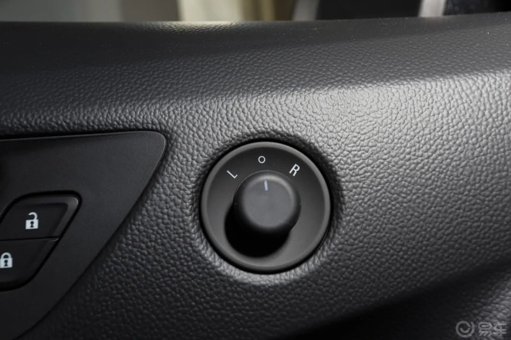 科鲁兹三厢 1.5L 自动豪华版外后视镜控制键