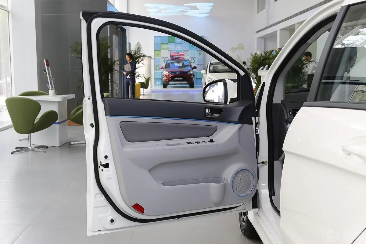 北汽新能源EVEV160 轻秀版驾驶员侧车门内门板