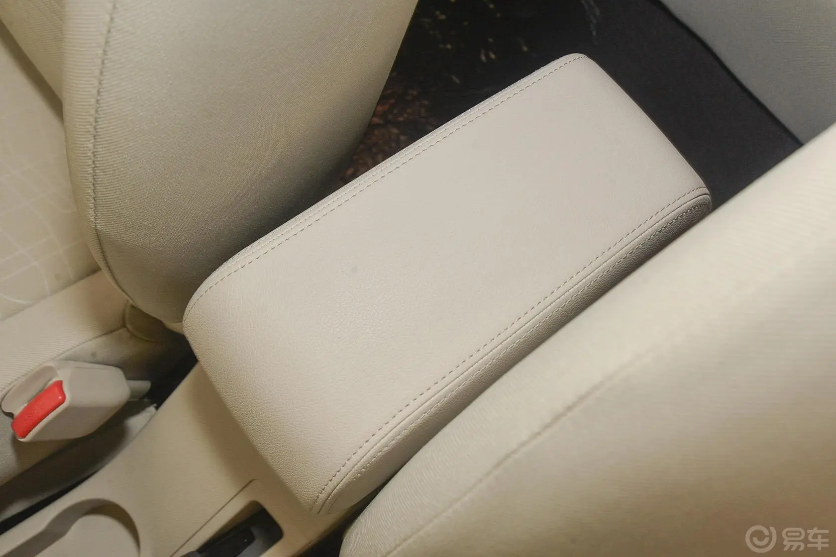 风神A301.5L 手动 智驱实尚版前排中央扶手箱