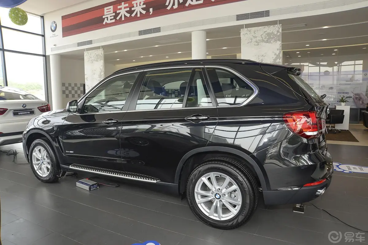 宝马X5(进口)xDrive28i侧后45度车头向左水平