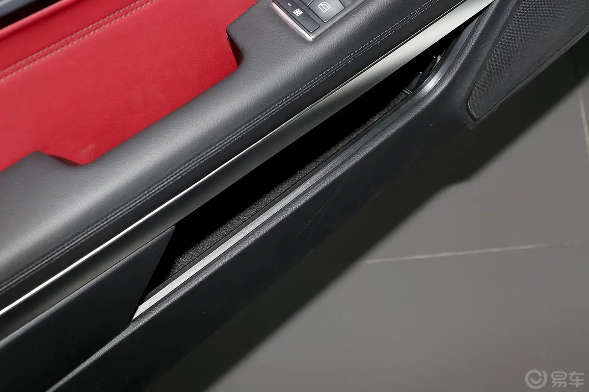 奔驰E级(进口)E320 Coupe驾驶员门储物盒