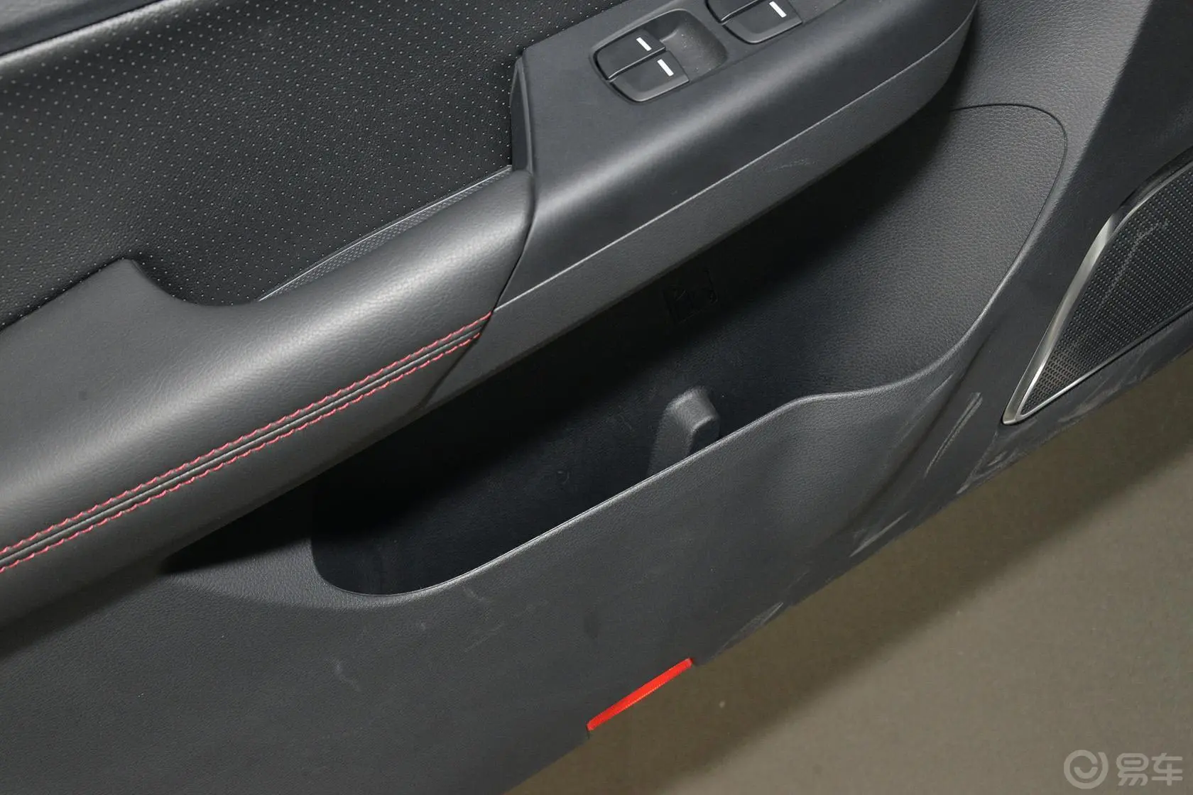 比亚迪S71.5T 手动 尊贵型 7座驾驶员门储物盒