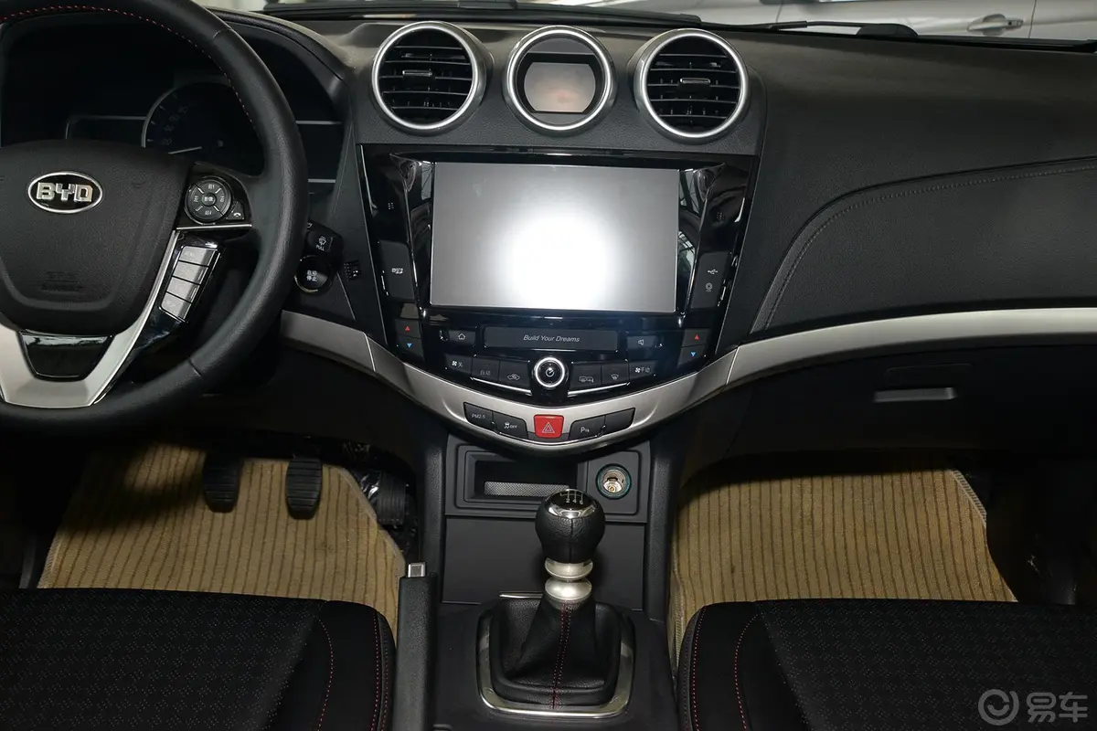 比亚迪S71.5T 手动 尊贵型 7座中控台整体