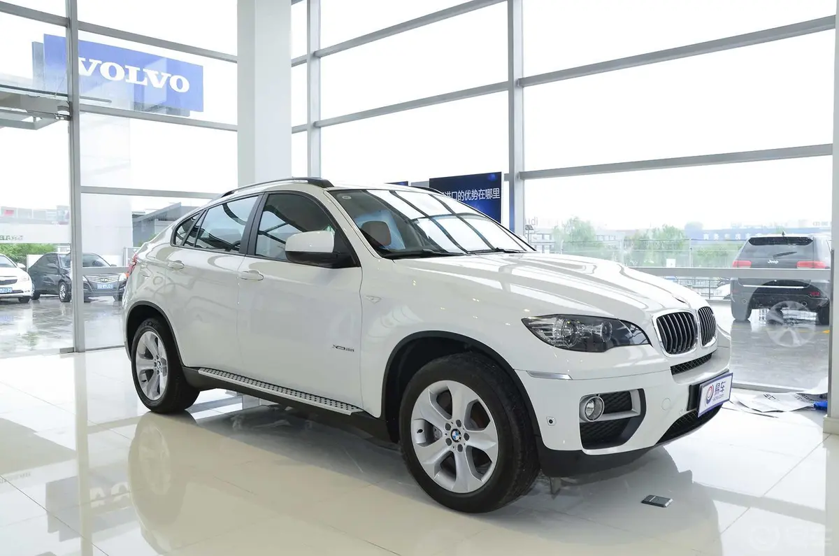 宝马X6xDrive35i 中东版侧前45度车头向右水平