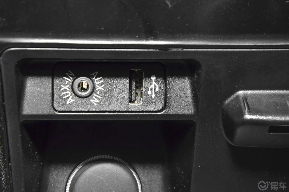 宝马X6xDrive35i 中东版USB接口