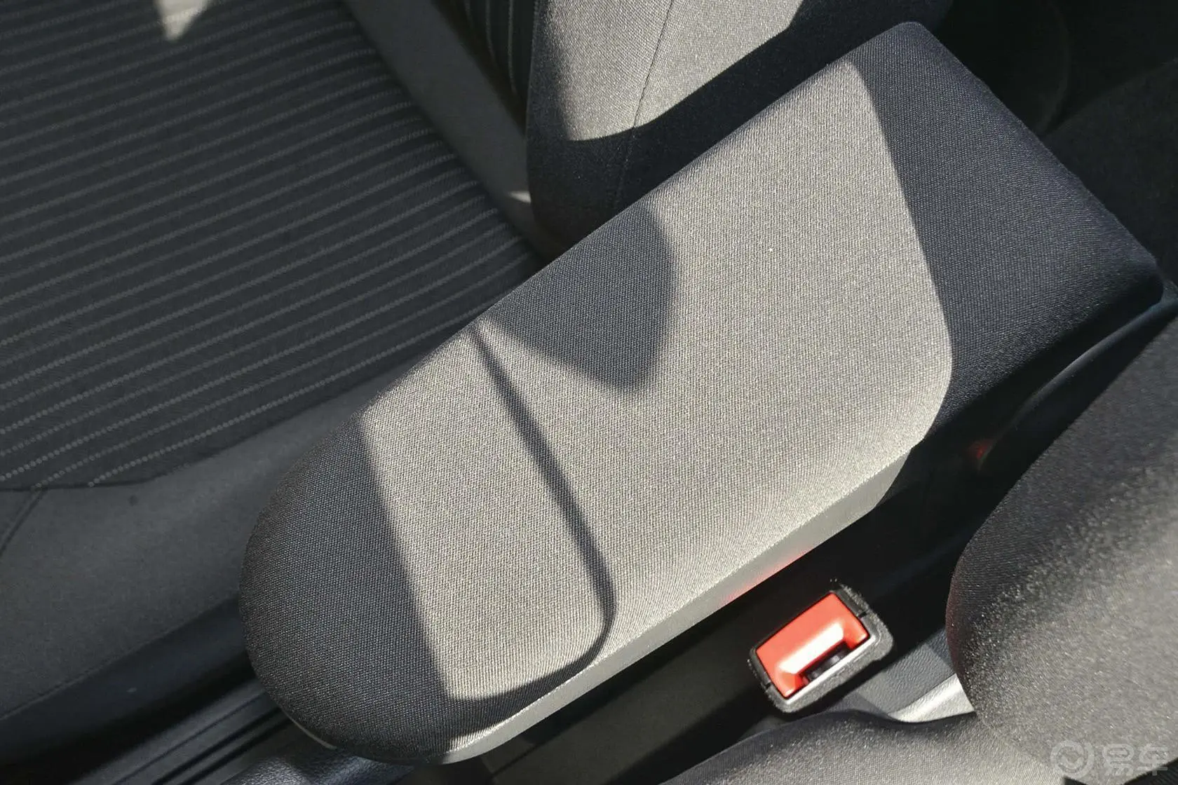 捷达质惠版 1.6L 手动舒适型前排中央扶手箱