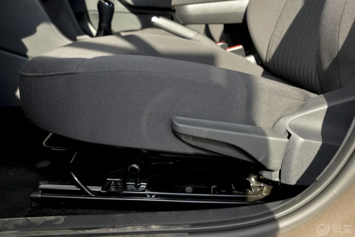 捷达质惠版 1.6L 手动舒适型座椅调节键