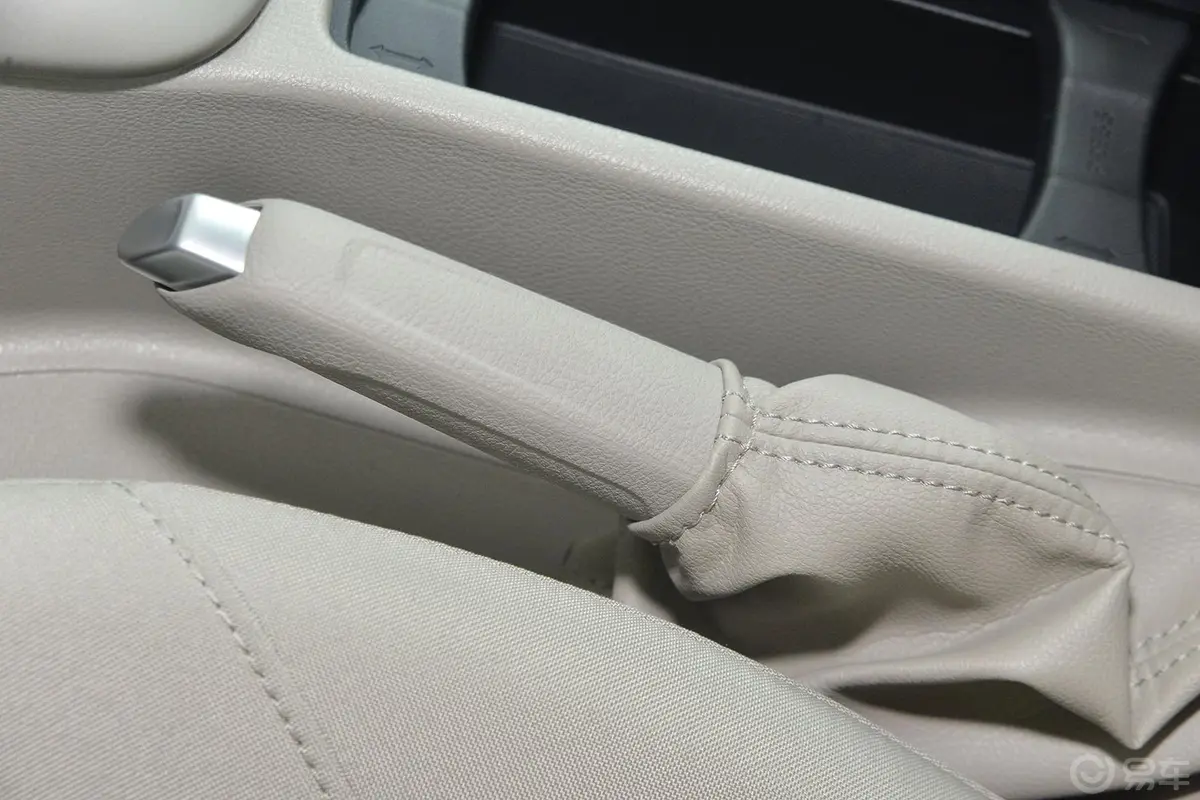福克斯三厢 1.6L 自动舒适型驻车制动（手刹，电子，脚刹）