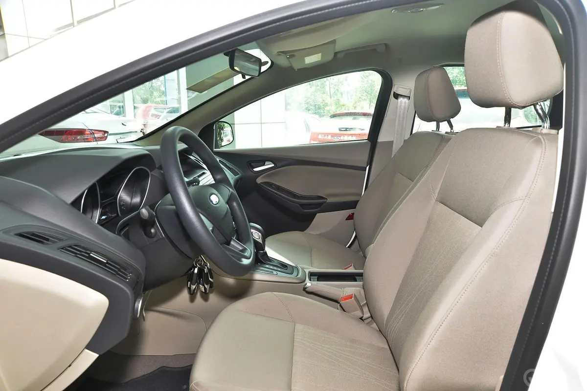 福克斯三厢 1.6L 自动舒适型前排空间