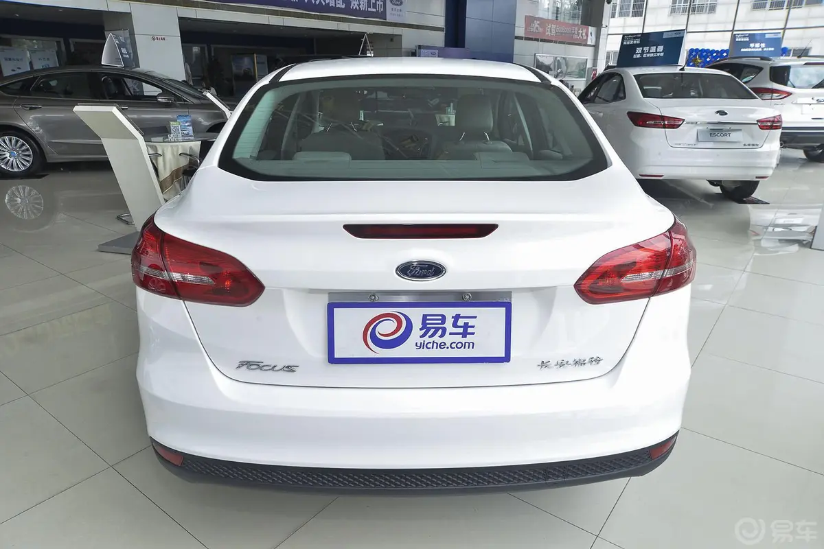 福克斯三厢 1.6L 自动舒适型正后水平