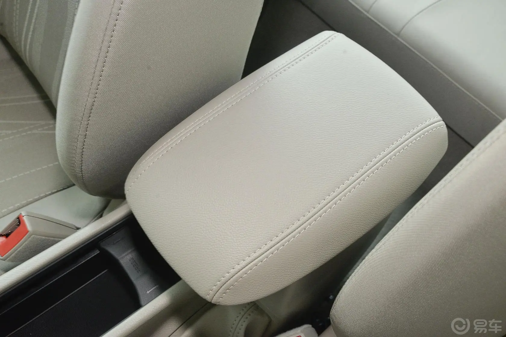 福克斯三厢 1.6L 自动舒适型前排中央扶手箱