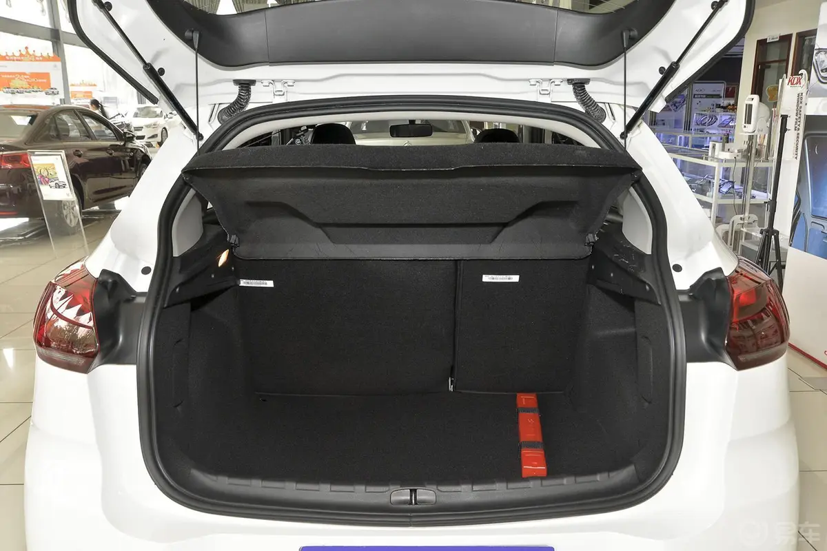 雪铁龙C3-XR1.6L 手动先锋型行李箱空间