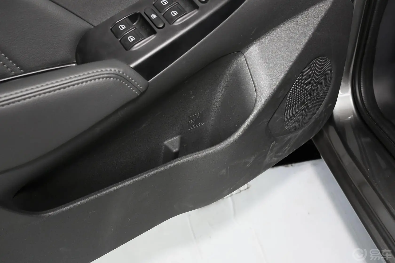 艾瑞泽71.5T 手动 致尚版驾驶员门储物盒