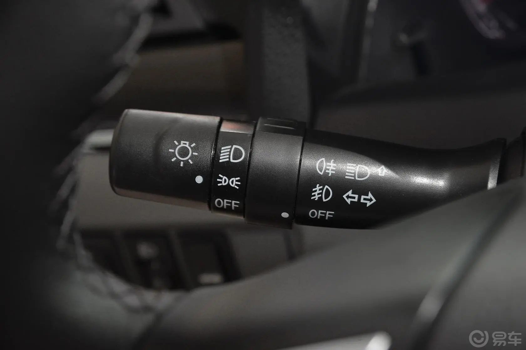 众泰Z300新视界版 1.5L 手动 尊贵型大灯远近光调节柄