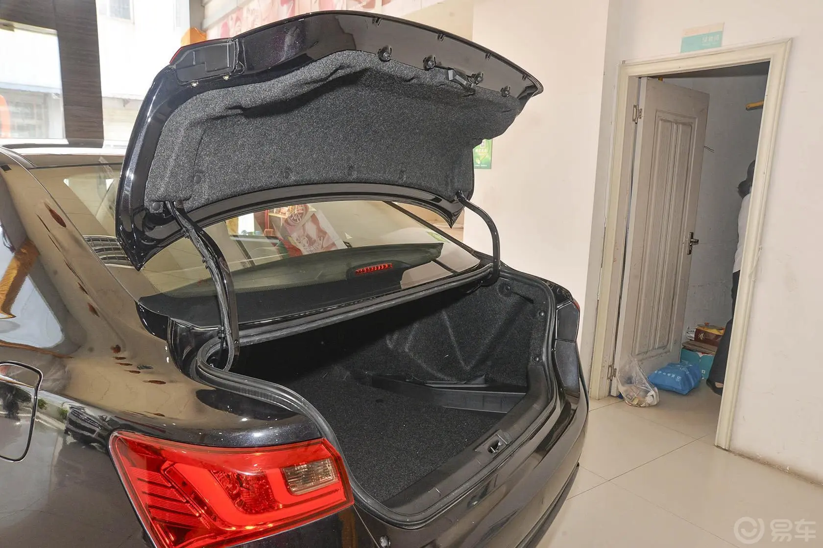 众泰Z300新视界版 1.5L 手动 尊贵型行李厢开口范围