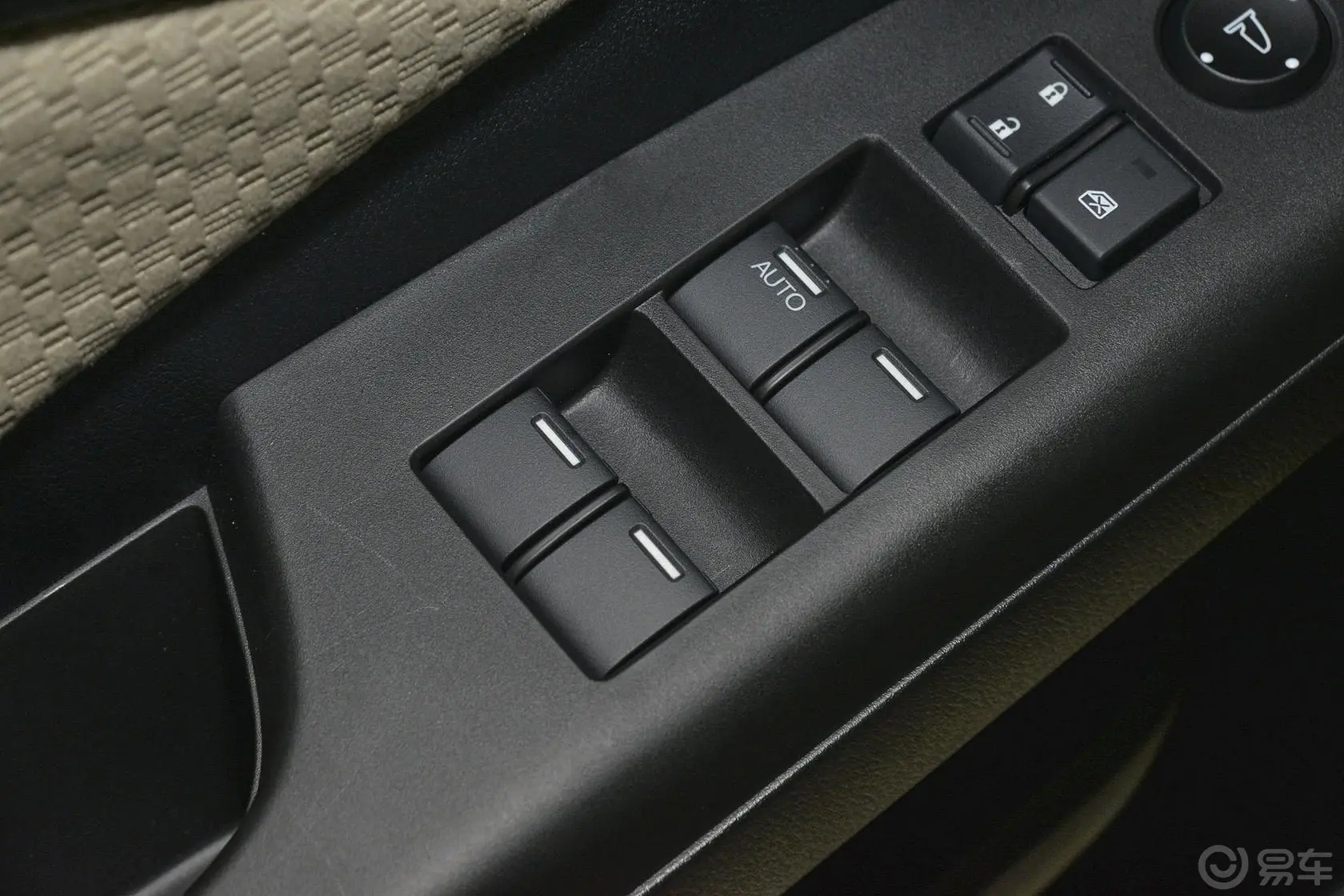 本田CR-V2.0L 两驱 都市版车窗升降键