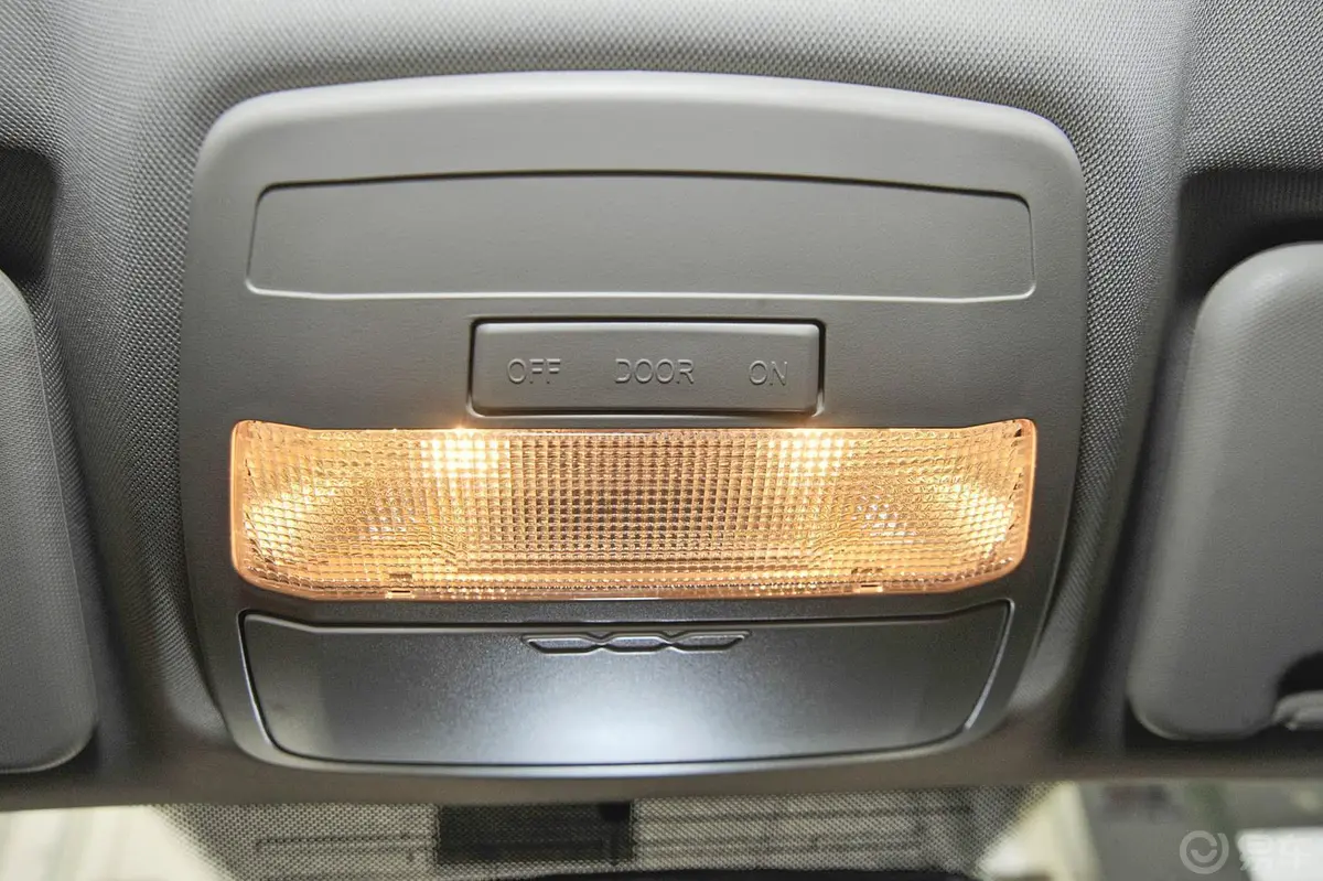 奔腾B301.6L 手动 舒适型前排车顶中央控制区