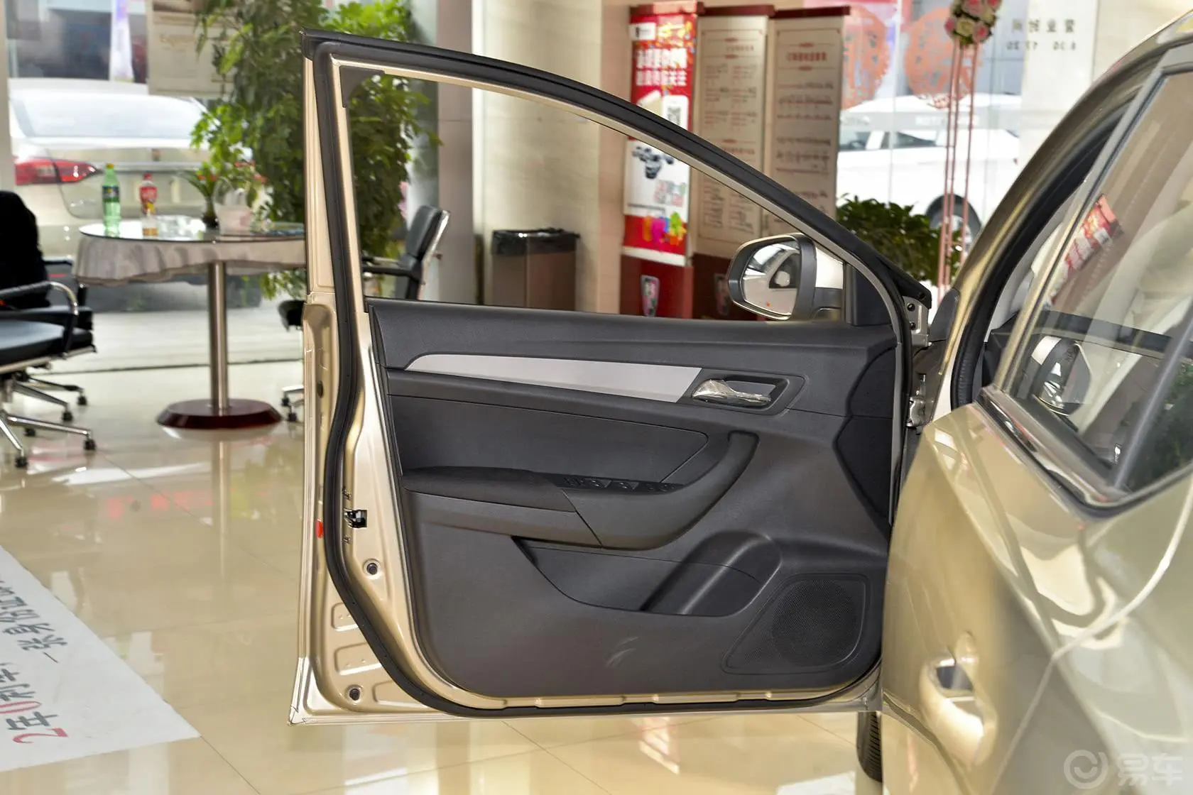 荣威3601.5L 手动 智屏版驾驶员侧车门内门板