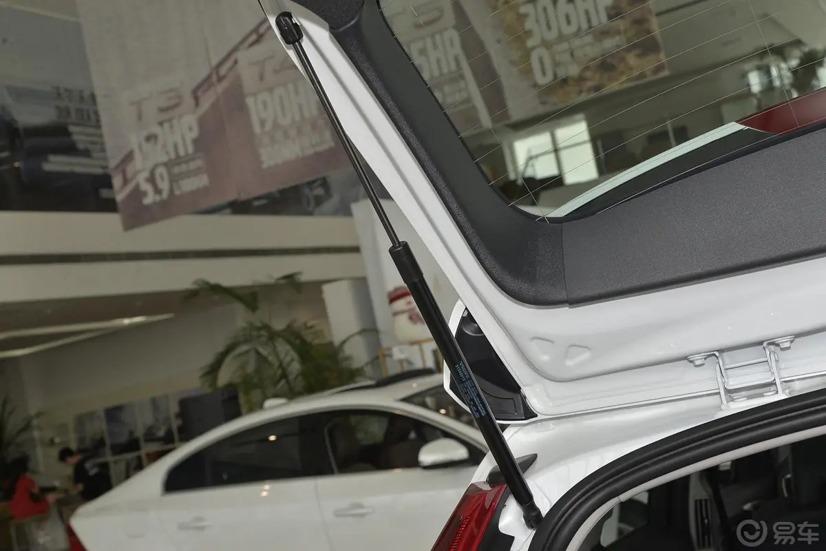 沃尔沃V60T6 AWD 个性运动版行李厢支撑杆