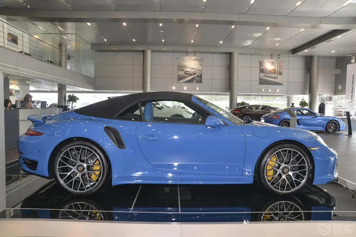 保时捷911Turbo S Cabriolet 3.8T正侧车头向右水平