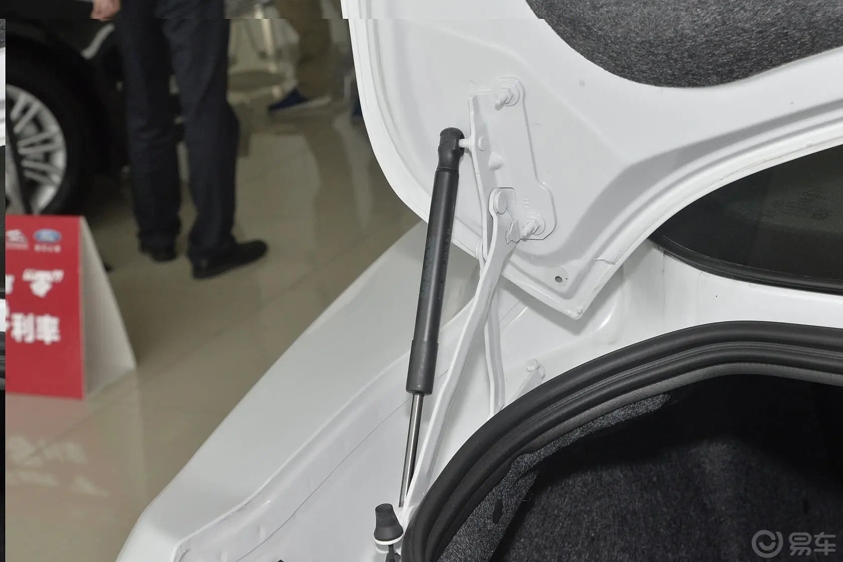 Mustang2.3L 手自一体 性能版行李厢支撑杆