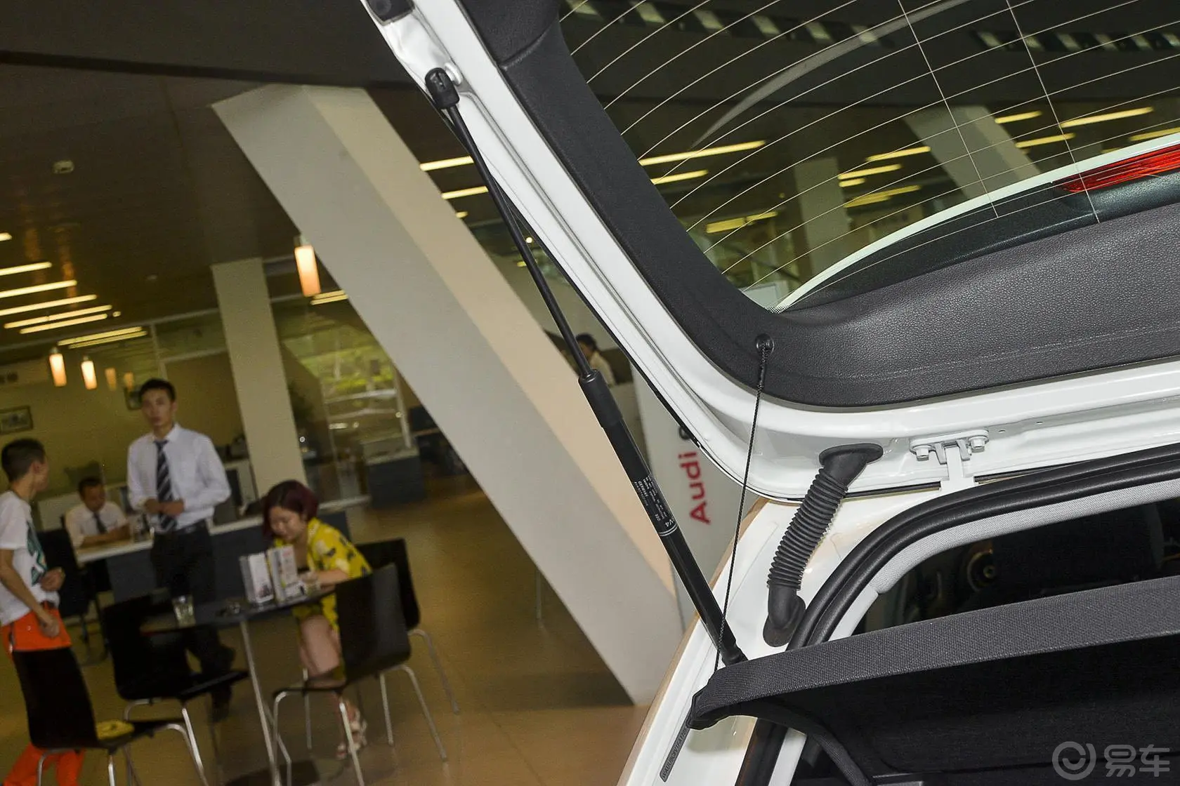 奥迪A3 插电混动(进口)Sportback e-tron 舒适型行李厢支撑杆