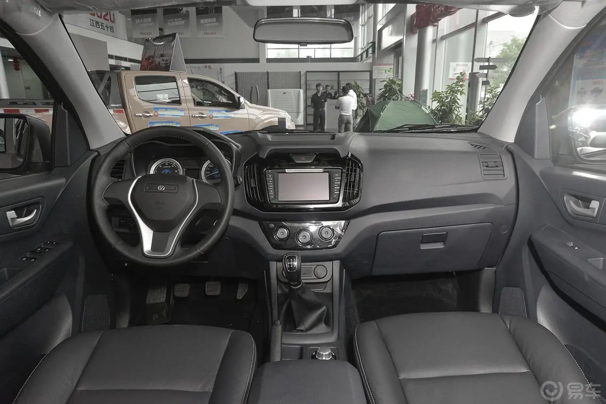 瑞迈2.8T 四驱超豪华款前排中央扶手箱空间