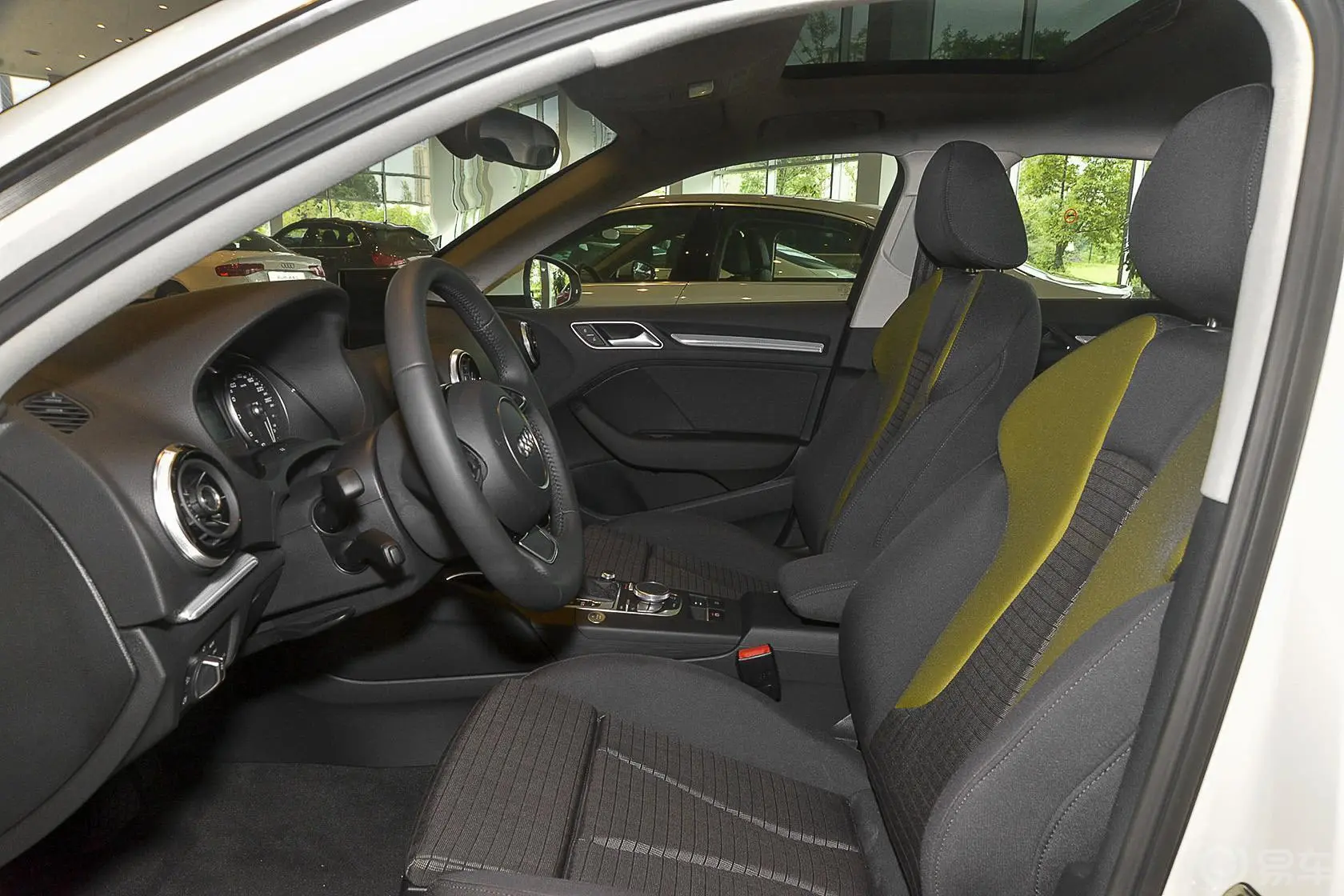 奥迪A3 插电混动(进口)Sportback e-tron 舒适型前排空间