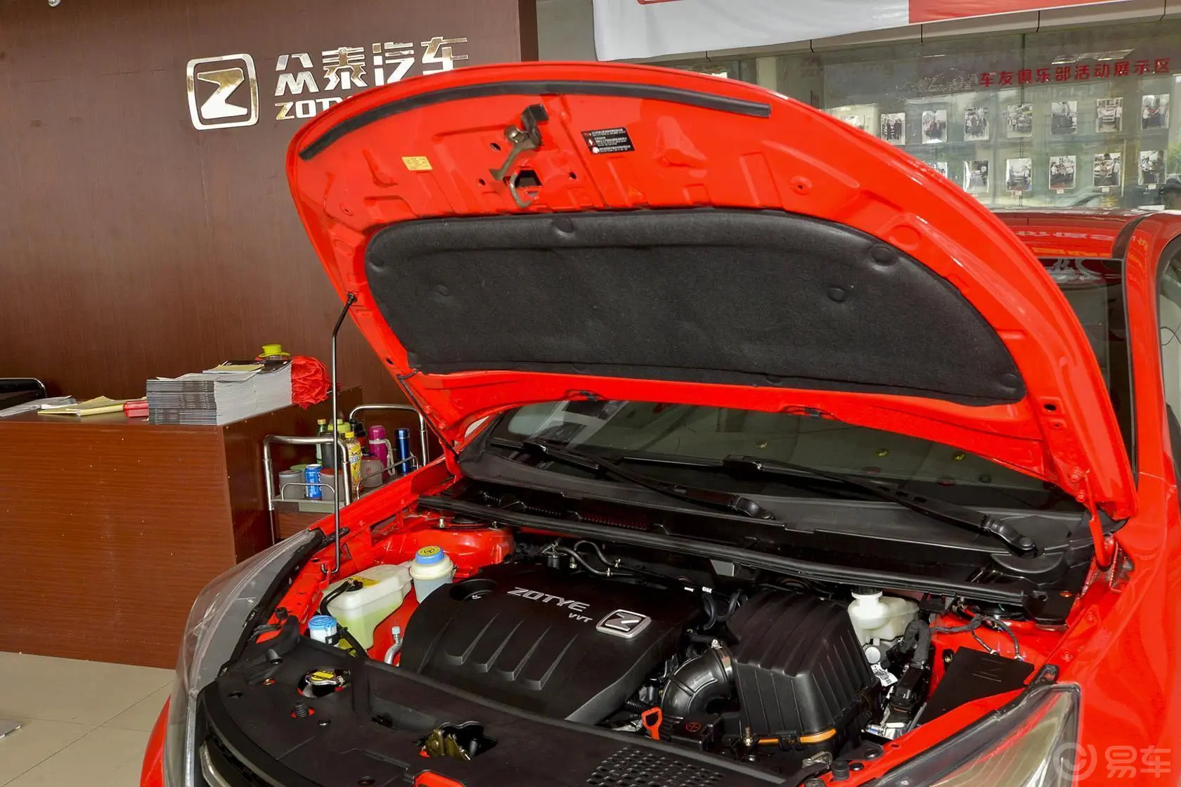 众泰Z300新视界版 1.6L 自动 豪华型发动机盖开启