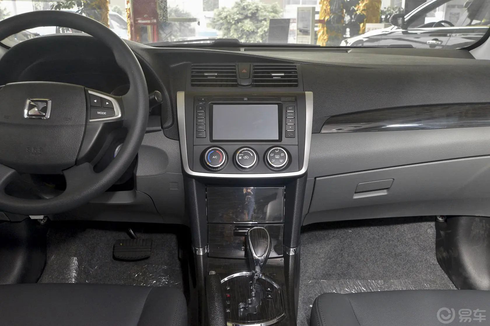 众泰Z300新视界版 1.6L 自动 豪华型中控台整体